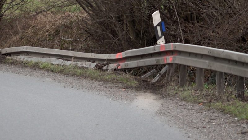 Einbrecher fahren gestohlenes Auto in Graben (Foto: SAT.1 NRW)