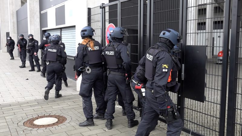 EM-Polizeiübung am Aachener Stadion (Foto: SAT.1 NRW)