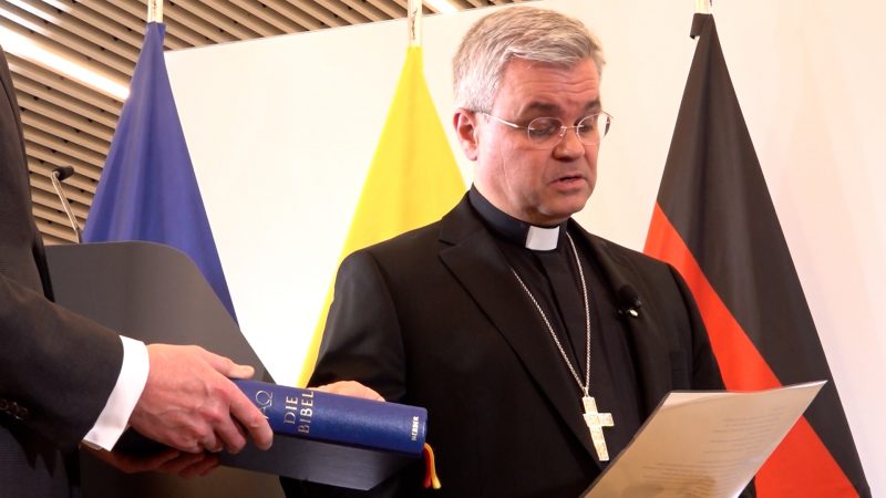 Erzbischof von Paderborn leistet Treueeid (Foto: SAT.1 NRW)