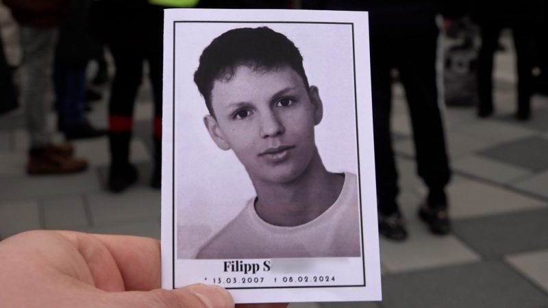Trauermarsch für verstorbenen Filipp (Foto: SAT.1 NRW)