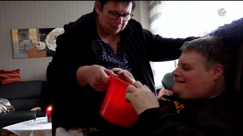 Pflegemangel: Senioren betreuen behinderte Söhne  (Foto: SAT.1 NRW)