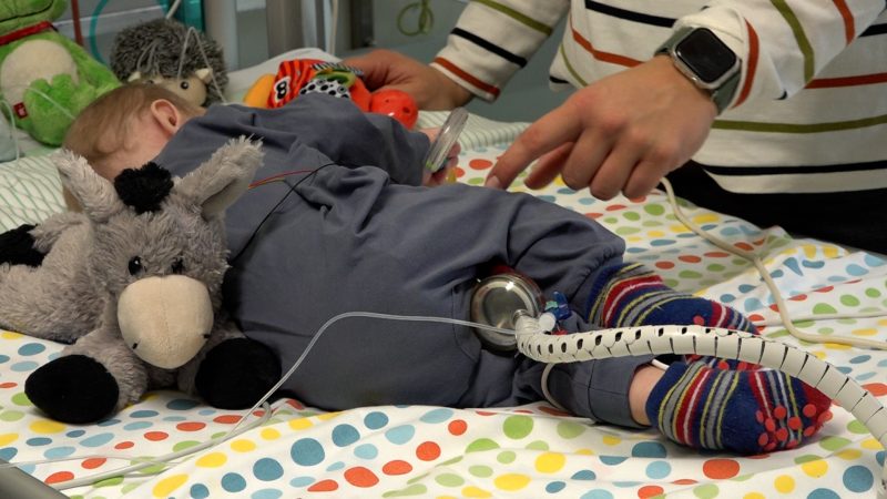 Säugling überlebt dank künstlichem Herz (Foto: SAT.1 NRW)