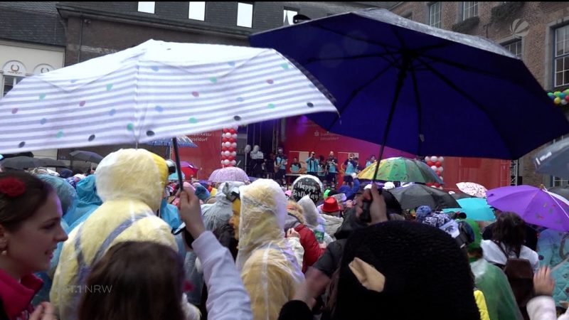 Jecken im Dauerregen (Foto: SAT.1 NRW)