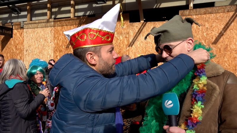 Ohne Kostüm Karneval - Reporter tauscht sich hoch (Foto: SAT.1 NRW)