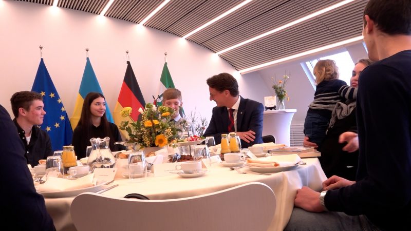 Ministerpräsident Wüst besucht Ukrainer (Foto: SAT.1 NRW)