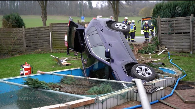 Auto landet in Pool (Foto: SAT.1 NRW)