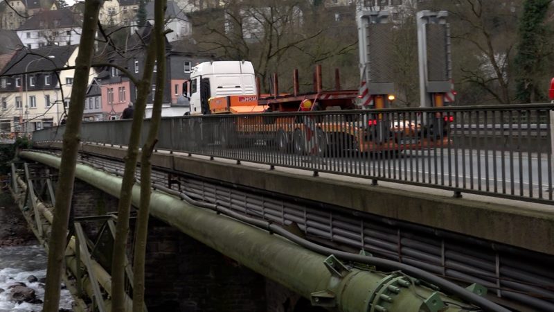 Lennebrücke wieder frei (Foto: SAT.1 NRW)