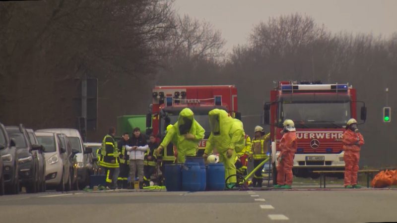 Giftfässer auf A42 abgeladen (Foto: SAT.1 NRW)