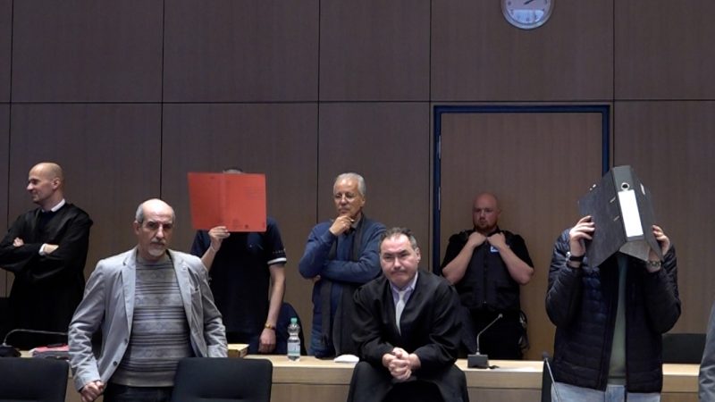 Betrügerbande vor Gericht (Foto: SAT.1 NRW)