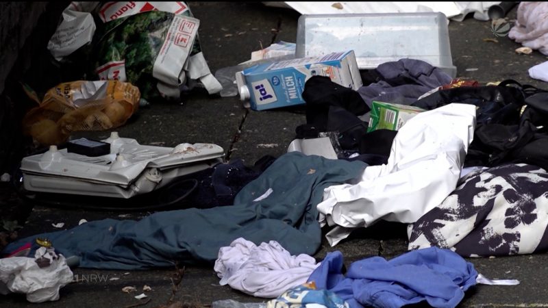 Mann wirft Müll und Möbel aus Wohnung (Foto: SAT.1 NRW)