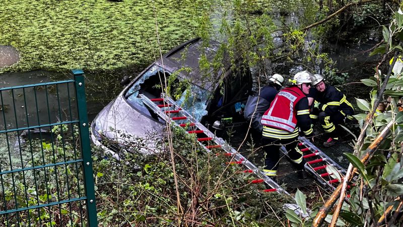Auto in Tümpel gestürzt (Foto: SAT.1 NRW)