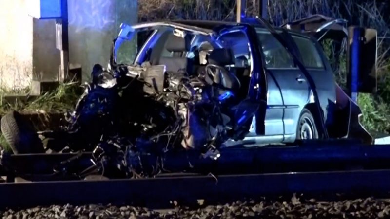 Horror-Crash auf Bahngleis: Fahrer weiterhin auf der Flucht (Foto: SAT.1 NRW)