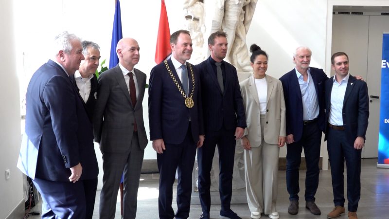 Bundestrainer Nagelsmann: Eintrag im goldenen Buch (Foto: SAT.1 NRW)