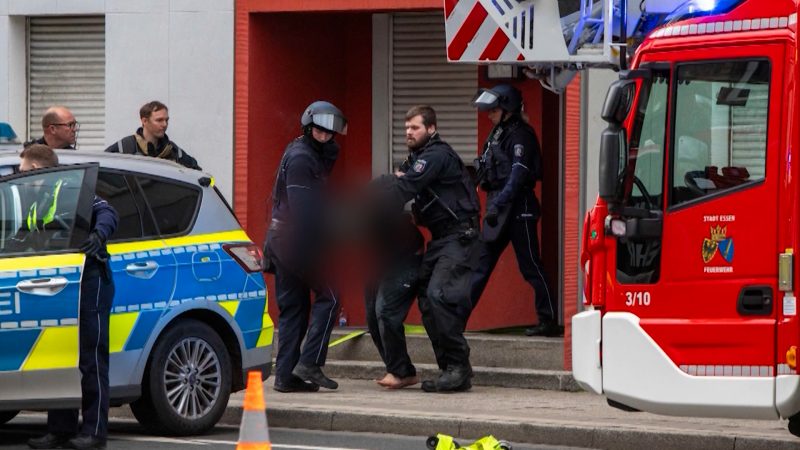 SEK-Einsatz: Nachbar terrorisiert Mehrfamilienhaus mit Hammer (Foto: SAT.1 NRW)