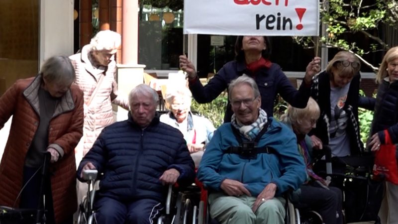 Senioren kämpfen um Zugang in die Kirche  (Foto: SAT.1 NRW)