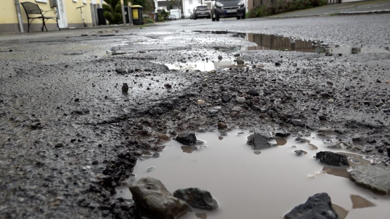 Stadt weigert sich 14 Jahre lang Straße zu sanieren (Foto: SAT.1 NRW)