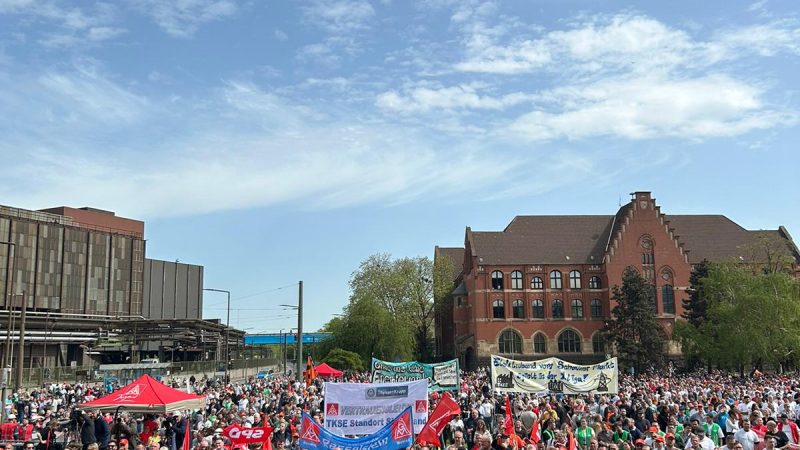 Knapp 10.000 bei Protestkundgebung: Thyssen-Mitarbeiter bangen um Jobs (Foto: SAT.1 NRW)