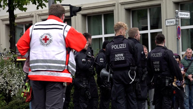 Polizeieinsatz an Schule: Verdächtiger Anruf löst Großalarm aus (Foto: SAT.1 NRW)
