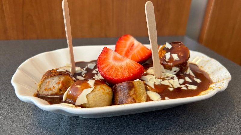 Wie schmeckt die Schoko-Currywurst? (Foto: SAT.1 NRW)