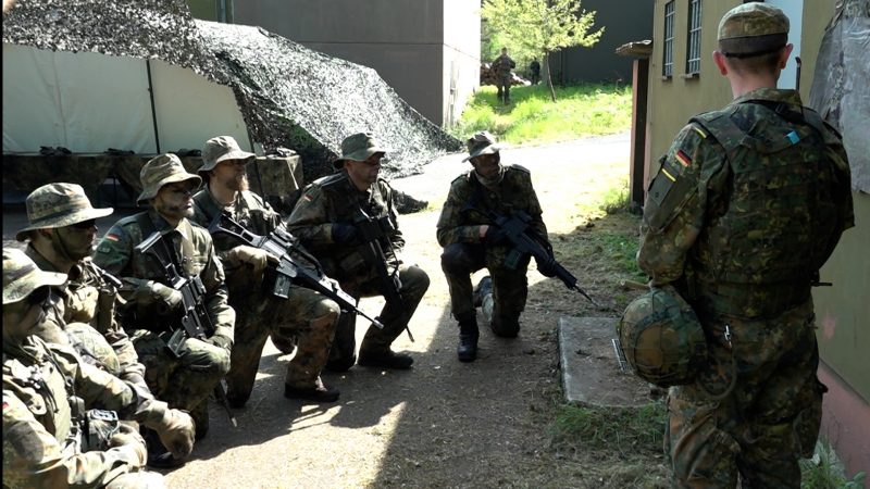 Großübung „Agiles Ross“ : Heimatschutz-Kräfte trainieren in Troisdorf für den Ernstfall (Foto: SAT.1 NRW)