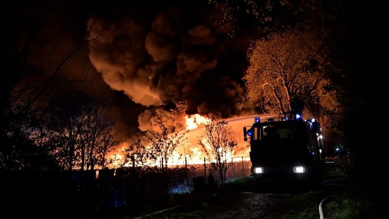 Großbrand in Ahlen: Flammeninferno zerstört drei Hallen (Foto: SAT.1 NRW)