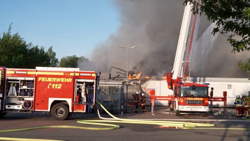 Supermarkt brennt komplett ab (Foto: SAT.1 NRW)