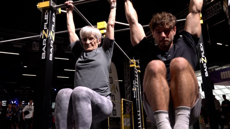 85-Jährige rockt die FIBO (Foto: SAT.1 NRW)