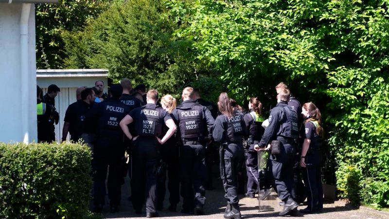 Ziegelwurf vom Dach (Foto: SAT.1 NRW)