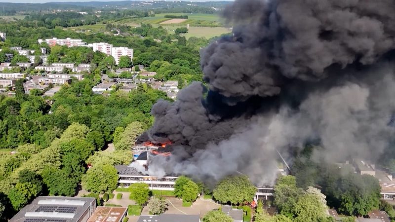 Großbrand zerstört Schulkomplex (Foto: SAT.1 NRW)