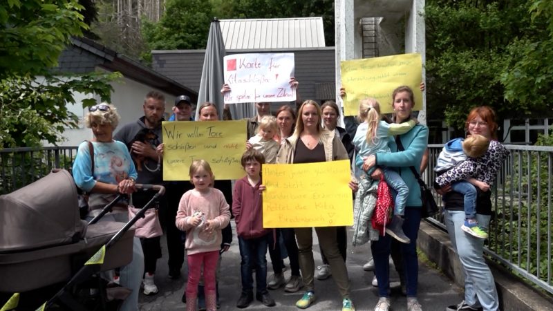 Kita-Aus sorgt für Wut (Foto: SAT.1 NRW)