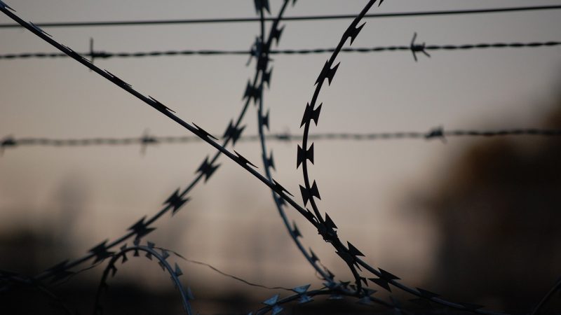 Im Gefängnis: Gesprächsraum zur Prävention von Radikalisierung (Foto: SAT.1 NRW)