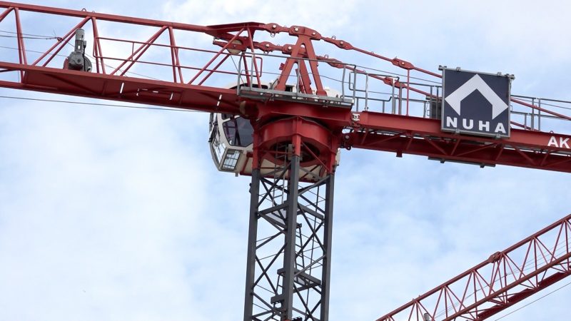 Teurer Höhenflug: Kran-Kletterer muss 250.000 Euro zahlen (Foto: SAT.1 NRW)