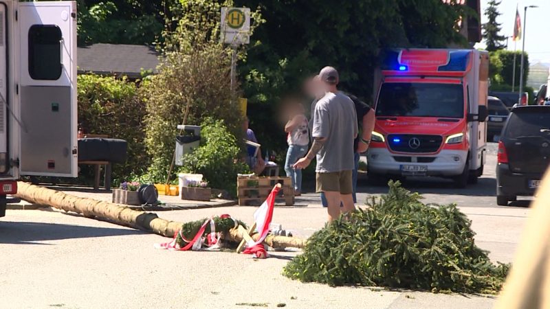 Maibaum stürzt in Menschenmenge (Foto: SAT.1 NRW)