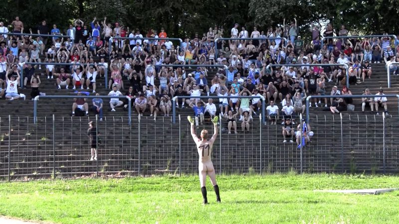 10 Jahre nackt Fußballspielen (Foto: SAT.1 NRW)