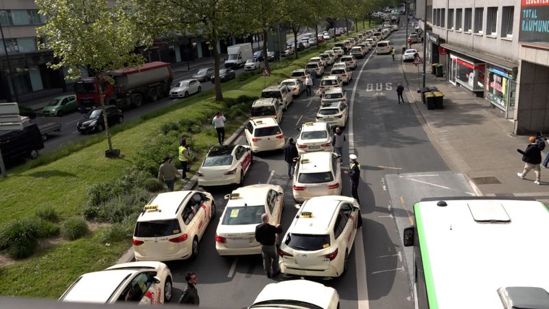 Taxifahrer protestieren in Essen (Foto: SAT.1 NRW)