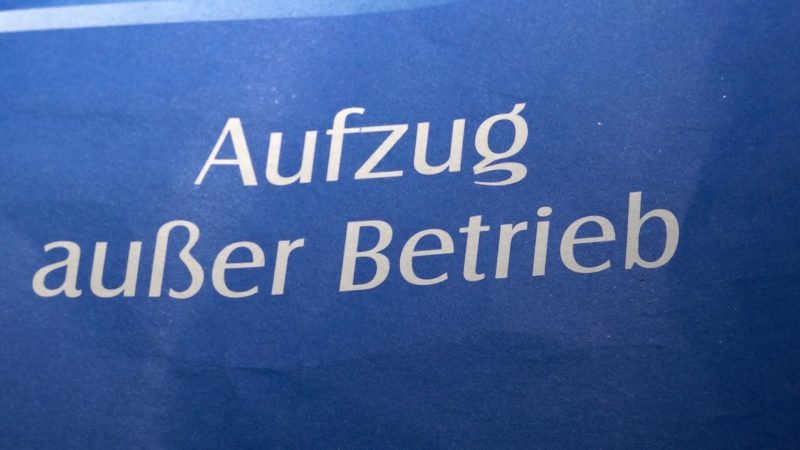 Kaputter Aufzug im Hochaus: Bewohner fühlen sich im Stich gelassen (Foto: SAT.1 NRW)