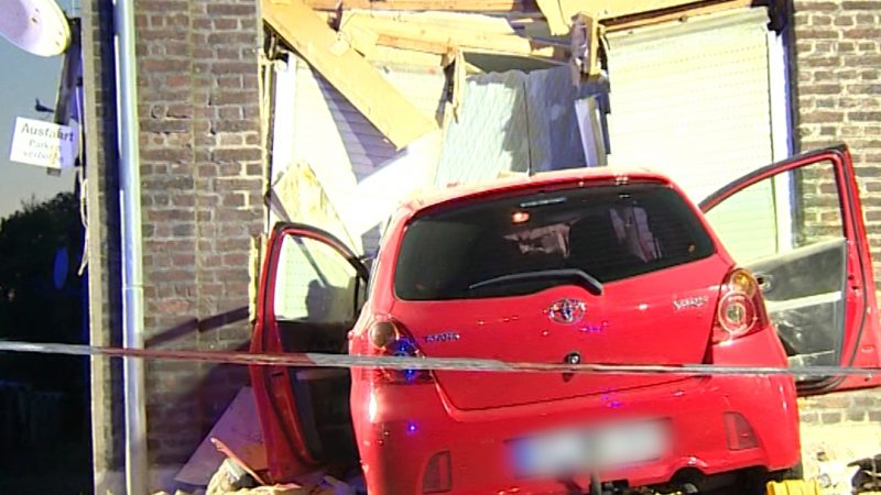 Auto kracht in Hauswand (Foto: SAT.1 NRW)