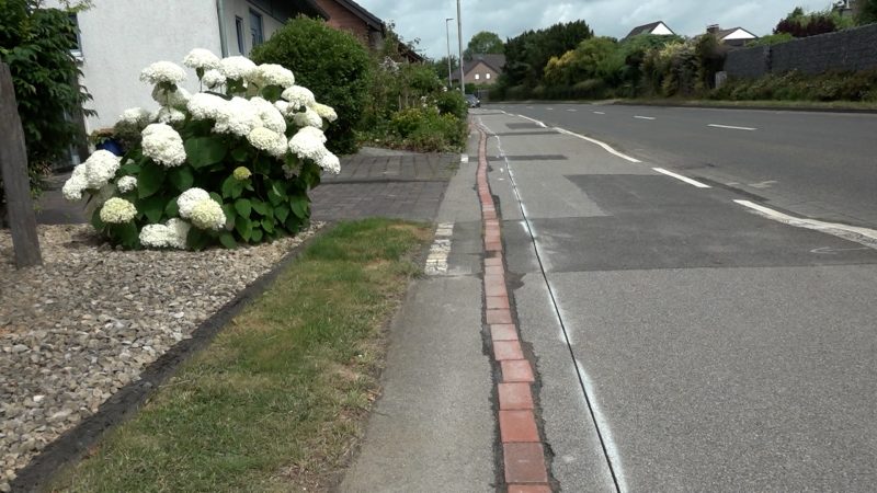 221 Meter Ziegelchaos – Glasfaser-Fail sorgt für Spott in Kempen (Foto: SAT.1 NRW)