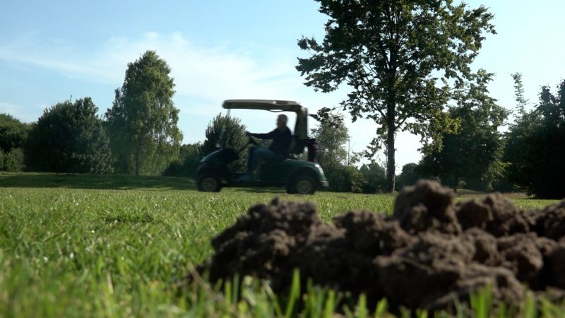 Golfer versus Maulwurf (Foto: SAT.1 NRW)