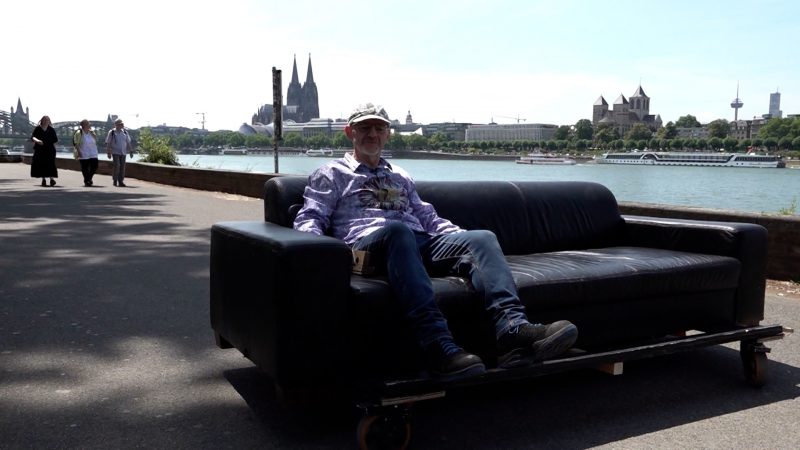 Sofa auf Speed im Rheinpark (Foto: SAT.1 NRW)