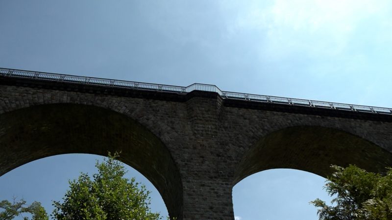Gefährlicher Wurf vom Viadukt (Foto: SAT.1 NRW)