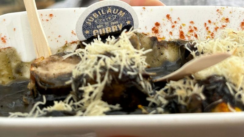 Neusser Wursttrend: schwarze Currywurst? (Foto: SAT.1 NRW)
