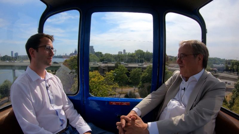 Armin Laschet im Kabinen-Klatsch (Foto: SAT.1 NRW)