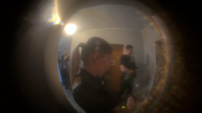 Bewaffneter Mann flüchtet nach Beziehungstat in Essen – Polizei stürmt Wohnung (Foto: SAT.1 NRW)