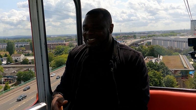 Kabinen-Klatsch mit Gerald Asamoah  (Foto: SAT.1 NRW)