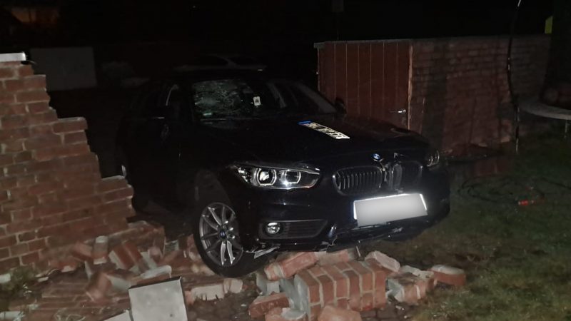 Brutale Prügelattacke in Weeze: BMW-Fahrer kracht in Backsteinwand (Foto: SAT.1 NRW)