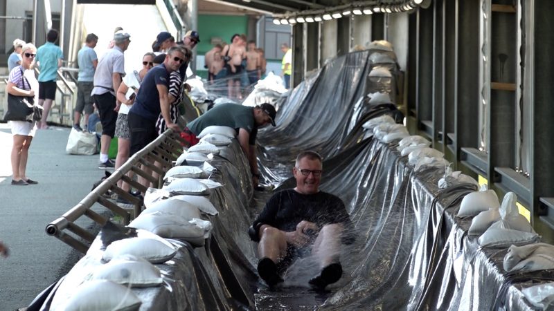 Bobbahn wird zur Mega-Wasserrutsche (Foto: SAT.1 NRW)