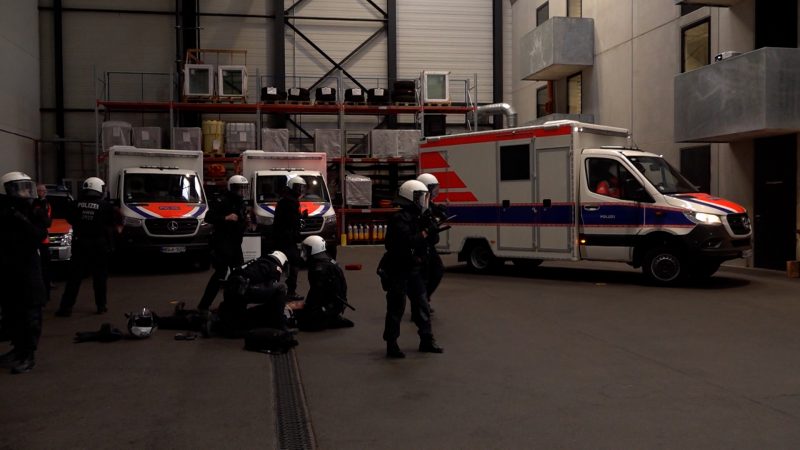NRW rüstet Polizeiärzte mit neuen Notfallwagen aus (Foto: SAT.1 NRW)
