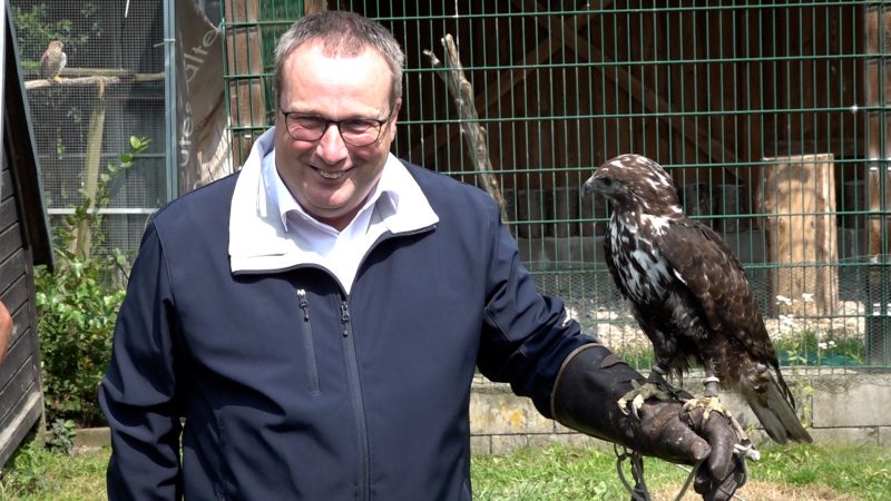 Minister Krischer rettet Greifvögel (Foto: SAT.1 NRW)