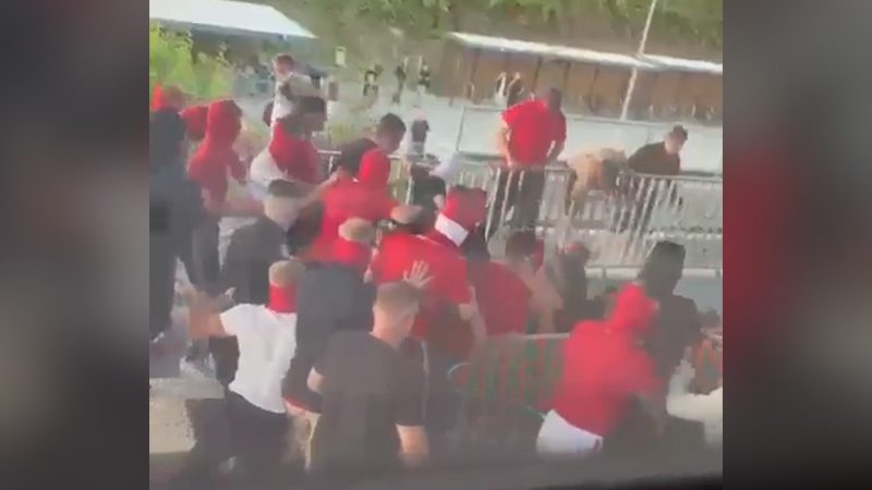 Massenschlägerei zwischen rivalisierenden Fußballfans (Foto: SAT.1 NRW)